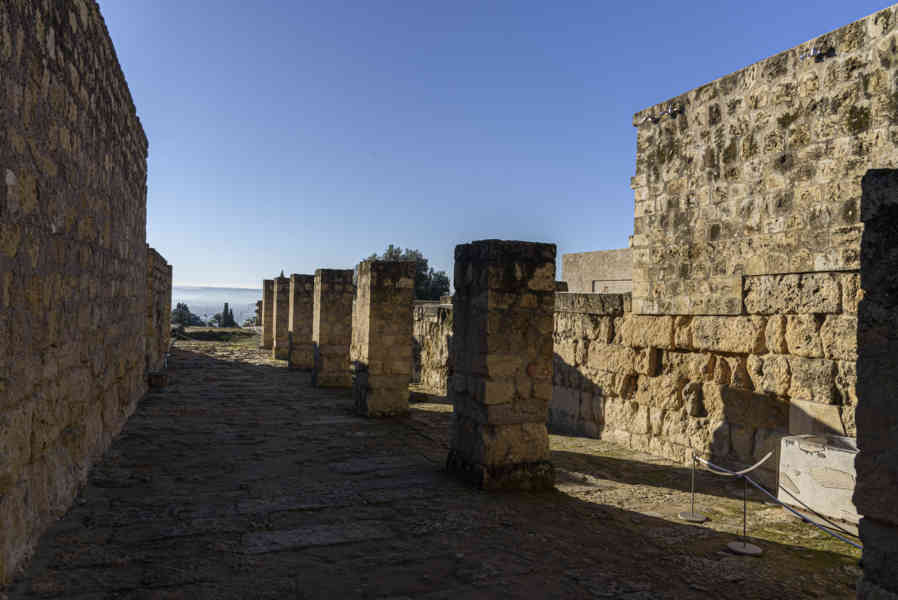 Córdoba - conjunto arqueológico Madinat al-Zahra o ciudad califal de Medina Azahara 15 - caballerizas.jpg